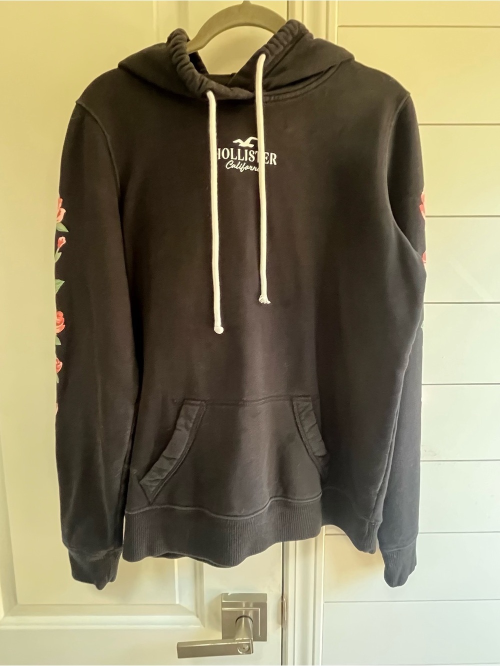 ✨Hollister Must-Have Collection
Rose Graphic Hoodie SZ M✨